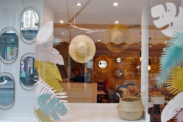 Scenographie de vitrine, paper art, feuillage été, pour les boutiques Labelle: comptoir de créateurs de bijoux, 2019, Paris, Laure Devenelle