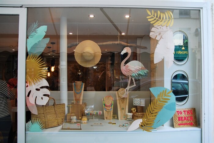 Scenographie de vitrine, paper art, feuillage été, pour les boutiques Labelle: comptoir de créateurs de bijoux, 2019, Beaugrenelle, Paris, Laure Devenelle