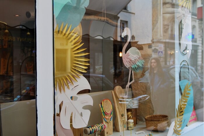 Zoom, Scenographie de vitrine, paper art, feuillage été, pour les boutiques Labelle: comptoir de créateurs de bijoux, 2019, Paris, Laure Devenelle