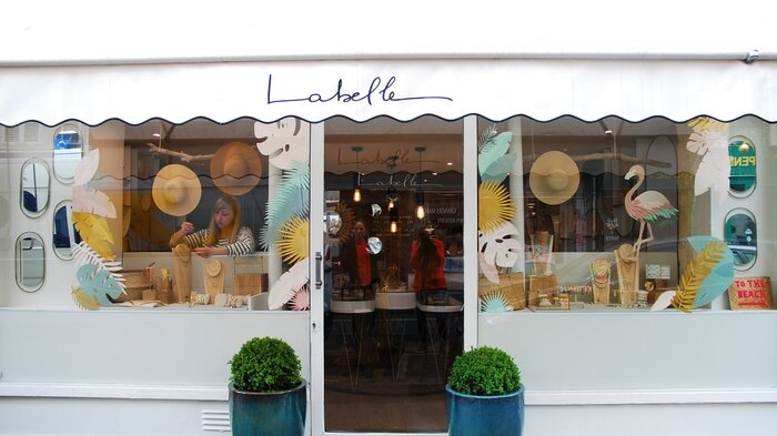 Windows display, vitrines paper art, feuillage été, pour les boutiques Labelle: comptoir de créateurs de bijoux, 2019, Paris, Laure Devenelle