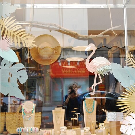 Vitrines paper art, feuillage été, décor pour les boutiques Labelle: comptoir de créateurs de bijoux, 2019, Paris, Laure Devenelle