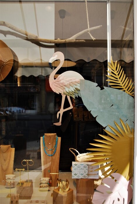 Zoom, Vitrines paper art, feuillage été, décor pour les boutiques Labelle: comptoir de créateurs de bijoux, 2019, Paris, Laure Devenelle