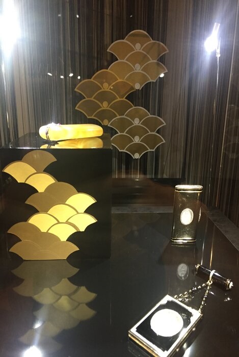 Ecaille-or-vitrine-scenographie-art-nouveau-exposition-paper-art-creation-Laure-Devenelle-Maison-Christies-Paris-2019