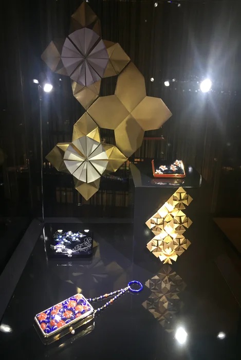 Fleur-origami-or-art-nouveau-exposition-paper-art-creation-Laure-Devenelle-Maison-Christies-Paris-2019