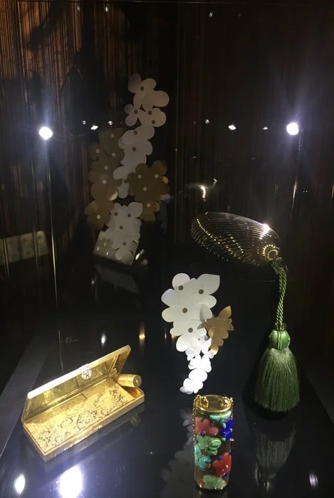vitrine-grappe-fleur-or-art-nouveau-exposition-paper-art-creation-Laure-Devenelle-Maison-Christies-Paris-2019