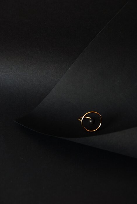 Set-Design-bague-MAM-bijou-mis-en-valeur-par-feuille-papier-noir-Laure-Devenelle-2020