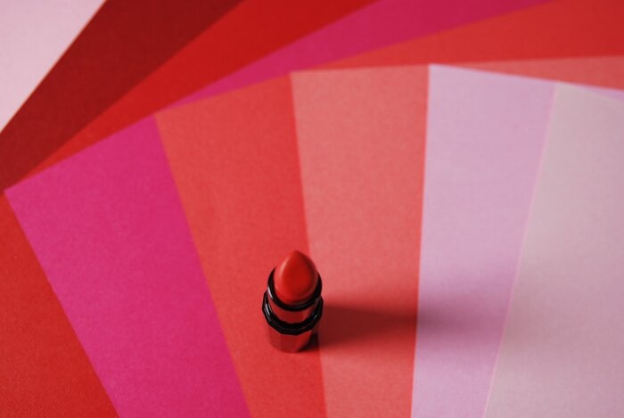 Set-Design-rouge-a-levres-cosmetique-arc-en-ciel-papiers-nuances-roses-Laure-Devenelle-2020