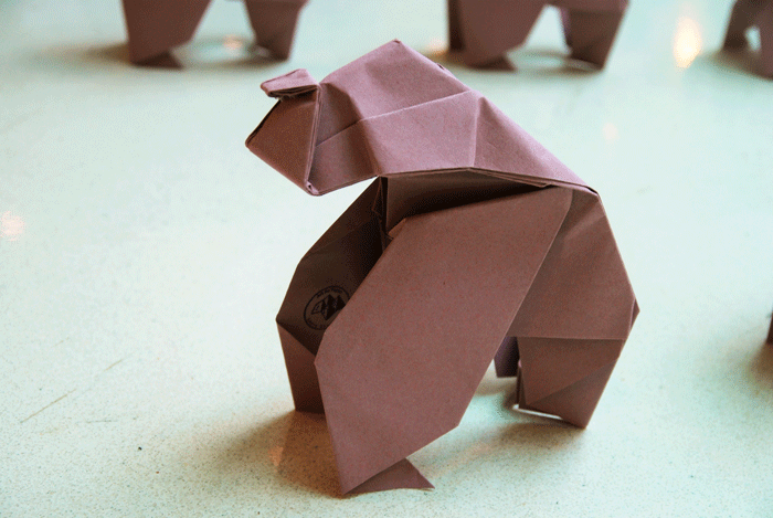 Installation monumentale, Zoom Gorille, commande de 700 animaux en Origami au profit de WWF au Centre commercial Beaugrenelle, Paris 15e, Papiers recyclés colorés, pliage Origami, Cercle, Rayon, Laure Devenelle
