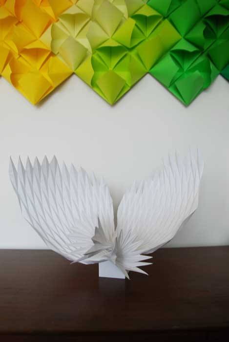 Sculpture W Paper art, ailes, pliage origami blanc, 2018 Laure Devenelle