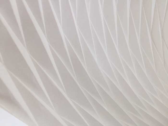 Sculpture W Paper art, zoom 3 ailes plissée, pliage origami blanc, 2018 Laure Devenelle