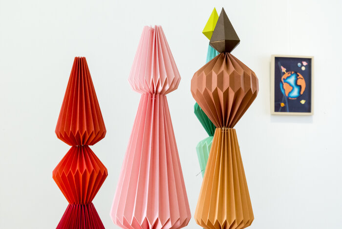 Sculptures-Zoom-Totem-origami-pliage-l'homme-mineral-photographie-mairie-de-Cormeilles-en-parisis-creation-papier-Laure-Devenelle-2018