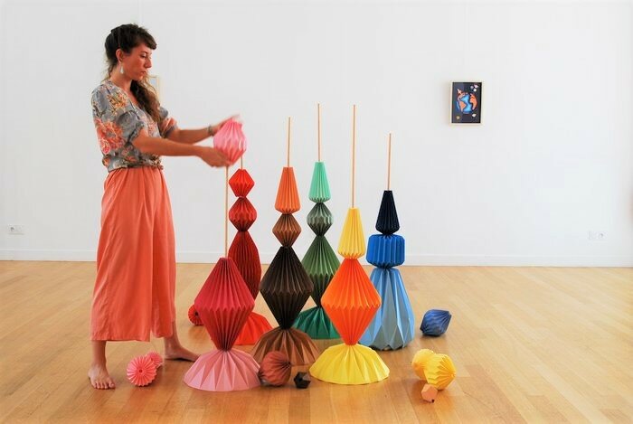 montage-Sculptures-Totems-exposition-personnelle-Lamaziere-Origami-papier-©-Laure-Devenelle-2018