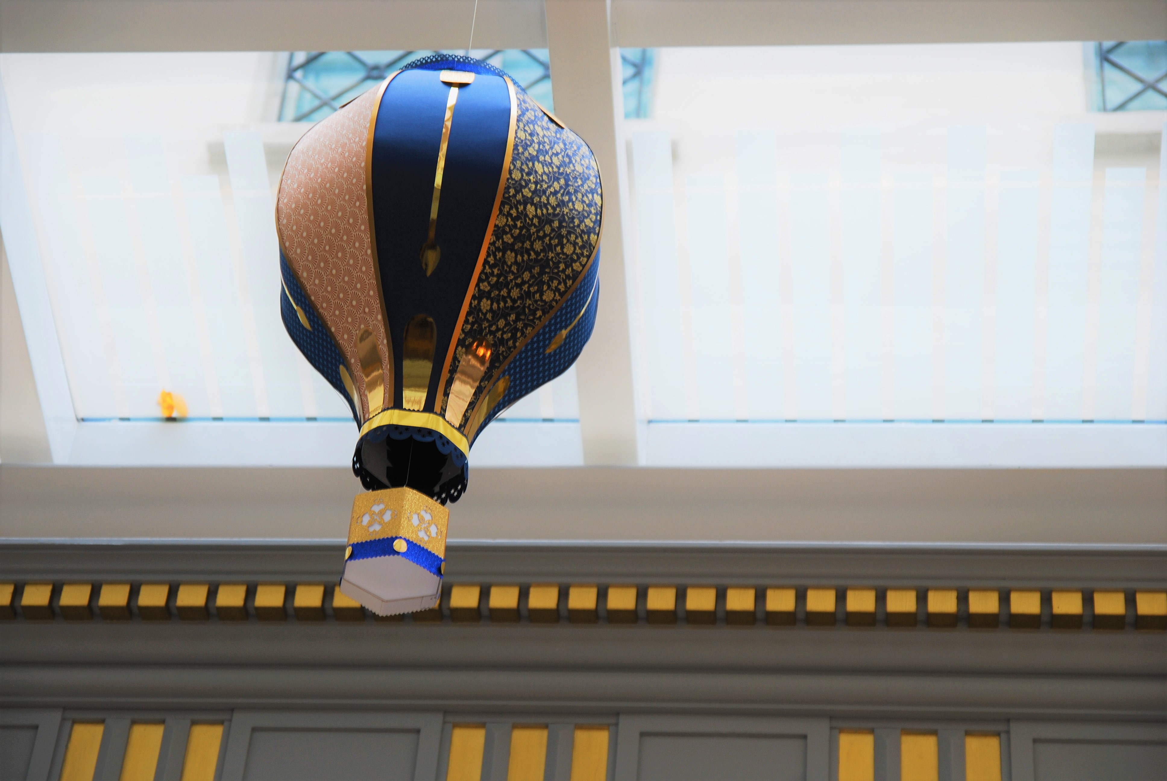Jules-vernes décor-montgolfiere-paper-art-creation-pour-hotel-sofitel-paris-le-faubourg-noel-2018-Laure-Devenelle