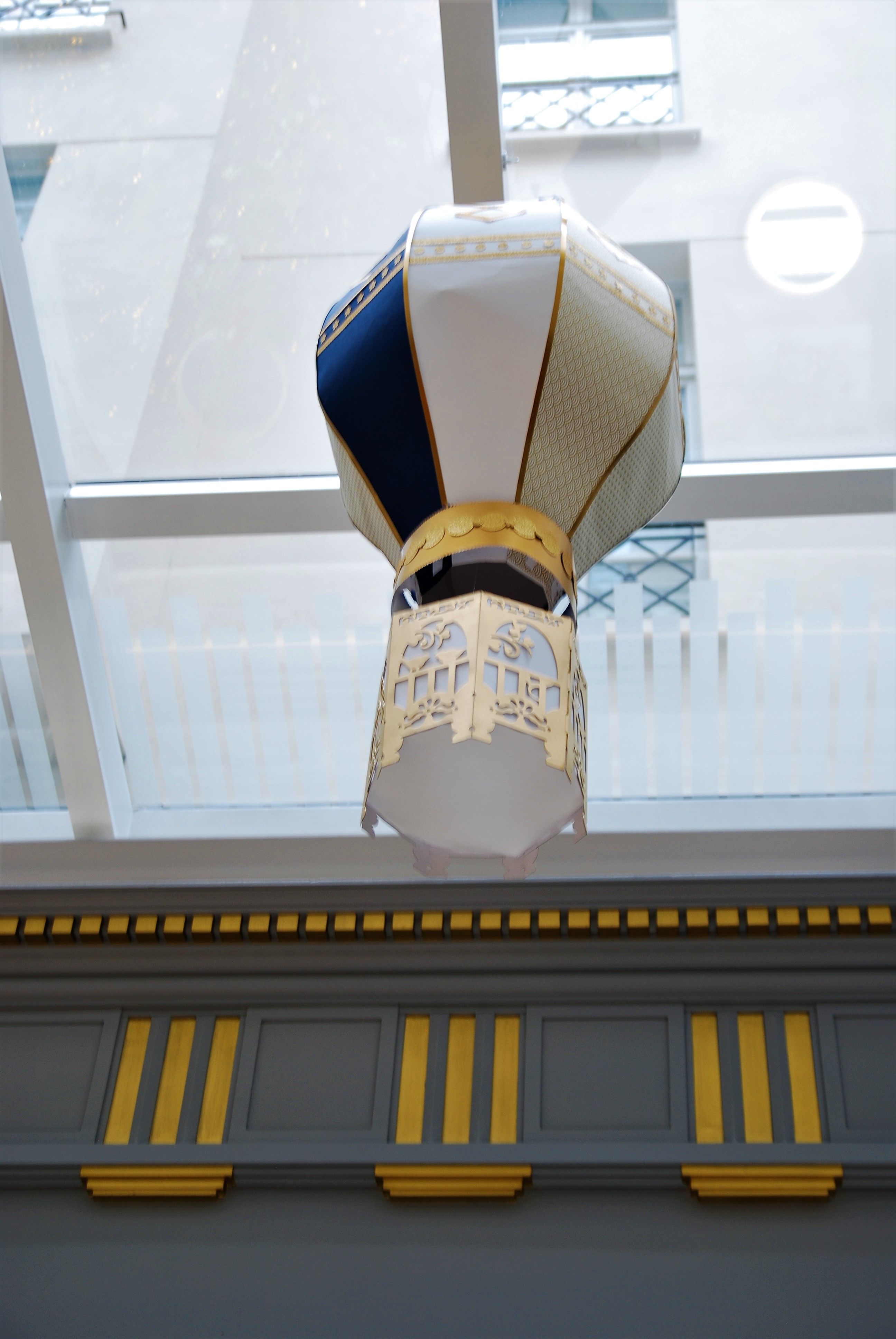 scenographie-installation-aerienne-giant-balloon-montgolfiere-paper-art-creation-pour-hotel-sofitel-paris-le-faubourg-noel-2018-Laure-Devenelle
