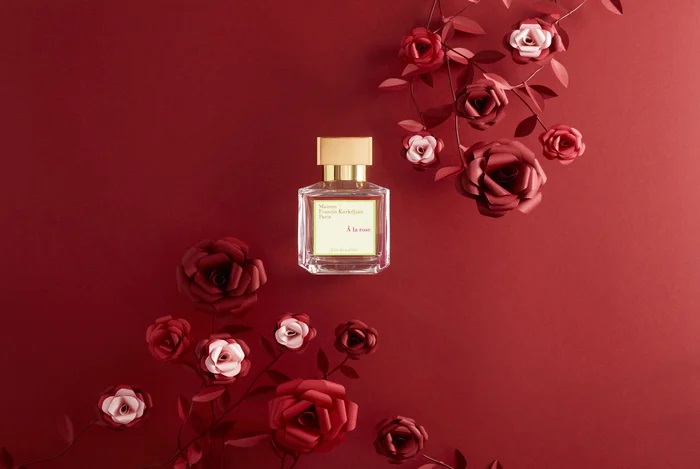 Roses-paper-art-set-design-papier-rouge-maison-Francis-Kurkdjian-parfum-nouvel-an-chinois-2020-Laure-Devenelle