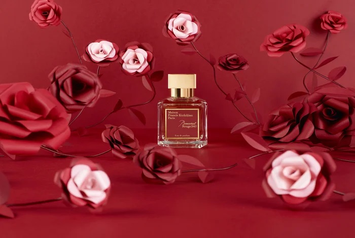 Roses-set-design-paper-flower-maison-Francis-Kurkdjian-parfum-nouvel-an-chinois-2020-Laure-Devenelle