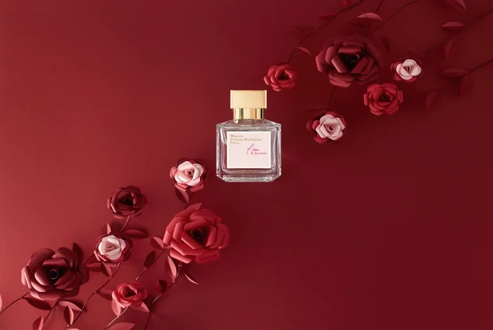 Roses-set-design-papier-rouge-maison-Francis-Kurkdjian-parfum-nouvel-an-chinois-2020-Laure-Devenelle