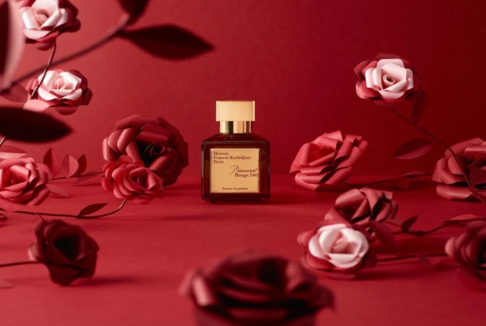 Roses-set-design-paper-rouge-maison-Francis-Kurkdjian-parfum-nouvel-an-chinois-2020-Laure-Devenelle