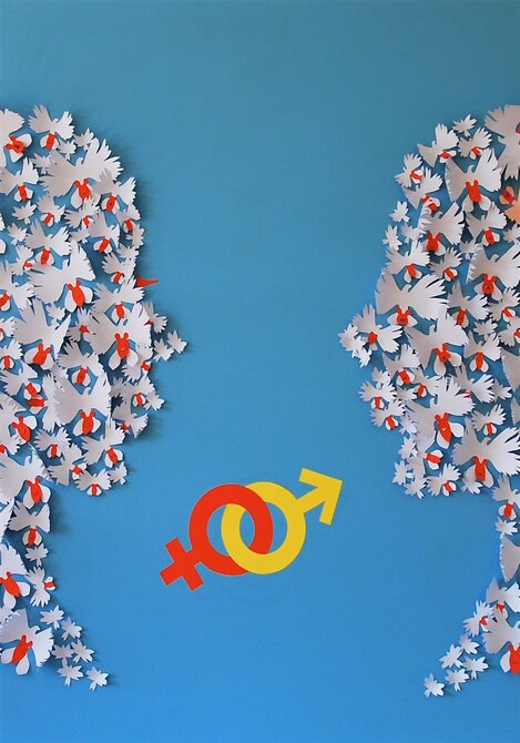 installation-murale-egalite-femme-homme-orchidée-colombe-zoom-visages-paper-art-oeuvre-participative-avec-femmes-de-la-maison-des-droits-des-femmes-Mitry-Mory-creation-Laure-Devenelle-2019