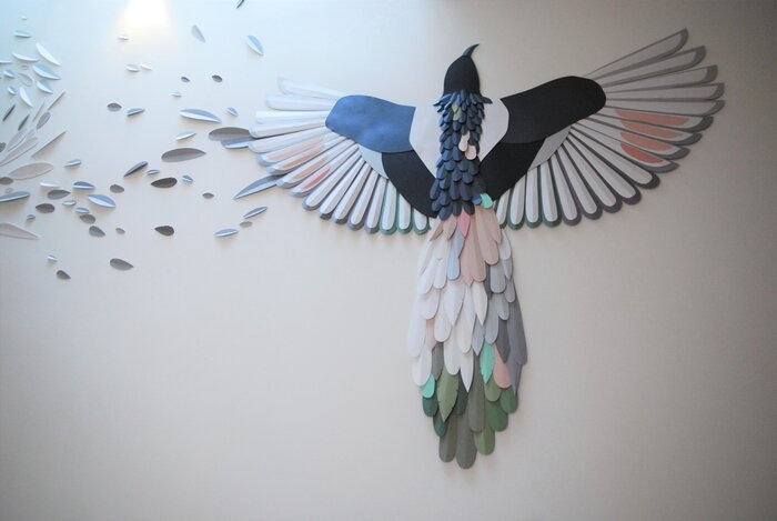 Installation-Oiseau-en-papier-plumes-paper-art-Laure-Devenelle