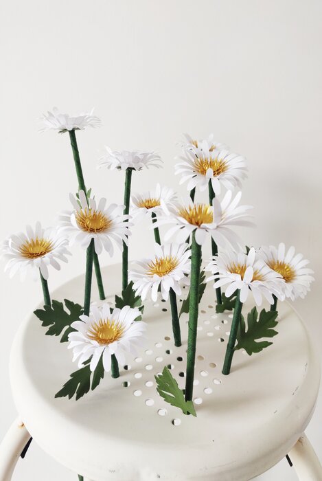 Marguerites-paper-art-sculpture-fleurs-papiers-découpés-sur-tabouret-laure-devenelle
