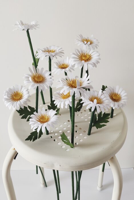 Marguerites-paper-sculpture-fleurs-papiers-découpés-sur-tabouret-laure-devenelle