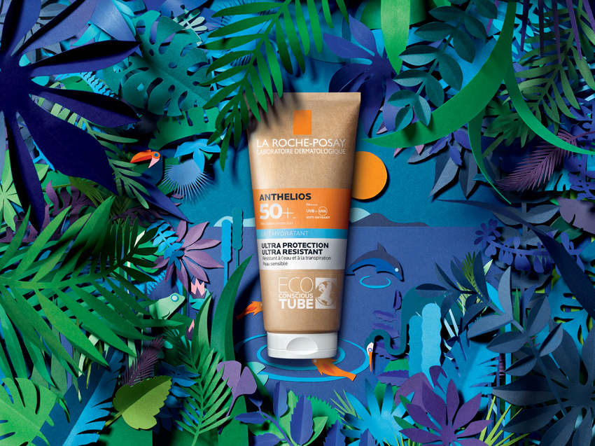 Décor d'un jardin tropical en papier pour la mise en valeur du lait solaire La Roche Posay Anthélios. Découpes de papiers au scalpel pour superposer des végétaux. Création 2020, Laure Devenelle