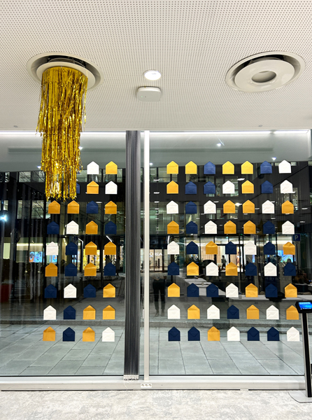 Scénographie de papier, mur de voeux dans enveloppe, fêtes de fin d'année au siège de l'Oréal, création Laure Devenelle