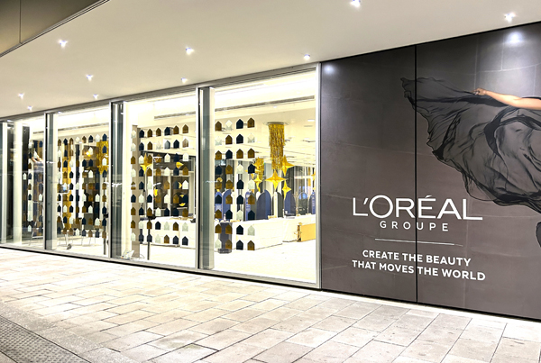 Scénographie de papier, mur de voeux dans enveloppe, fêtes de fin d'année au siège de l'Oréal, création Laure Devenelle