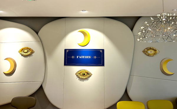 Scénographie de papier, oeil et lune dorés, atelier art du papier pour les fêtes de fin d'année au siège de l'Oréal, création Laure Devenelle