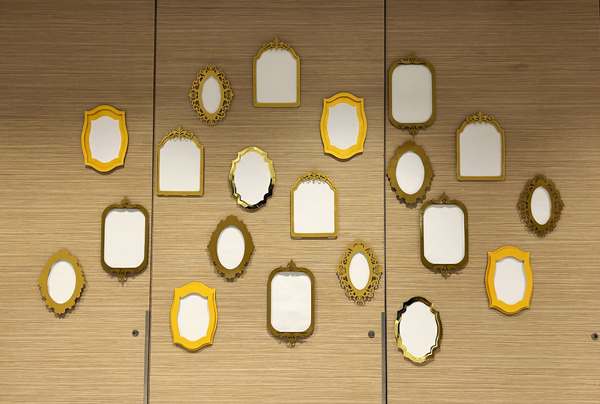 Scénographie de papier, mur de miroirs gatsby en papier découpé, fêtes de fin d'année au siège de l'Oréal, création Laure Devenelle