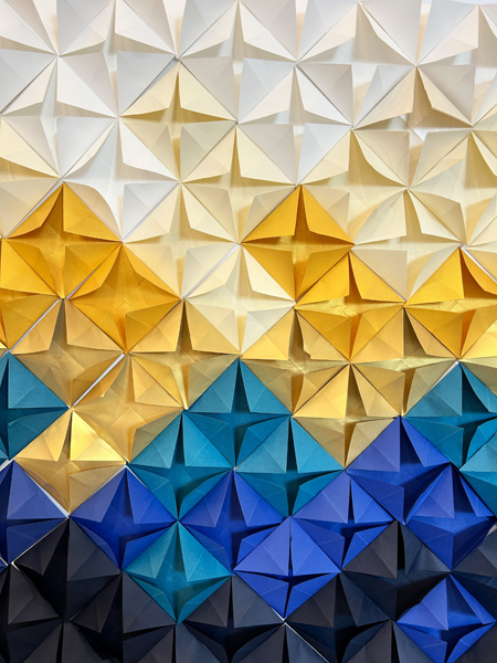Scénographie de papier, zoom origami, fêtes de fin d'année au siège de l'Oréal, création Laure Devenelle