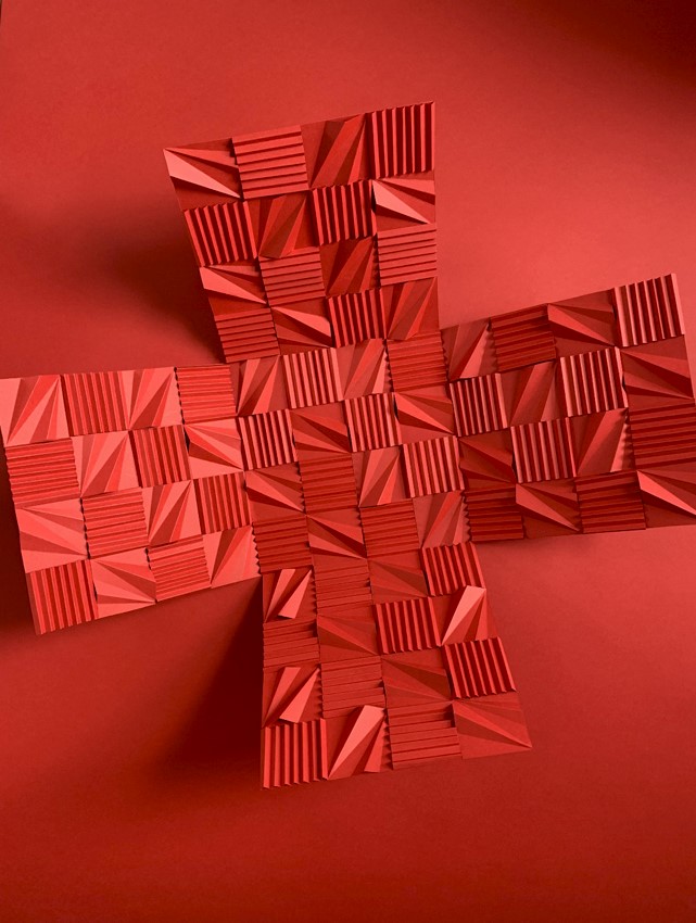 Damier paper Origami, Red Gift box paper origami, la vie en rouge, Création pour campagne des cosmétiques La Roche Posay, DA Franck Salier, Photographie Olivier Lecomte, création papier Laure Devenelle, 2021