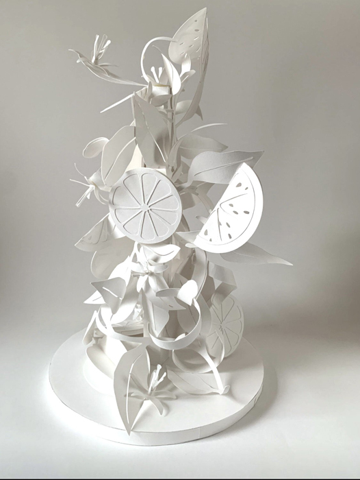 Sculpture papier sur le citron, vitamine et végétaux en papier, sous cloche,découpage et assemblage d'une création pour Sodexo et Air france de Laure Devenelle, 2021