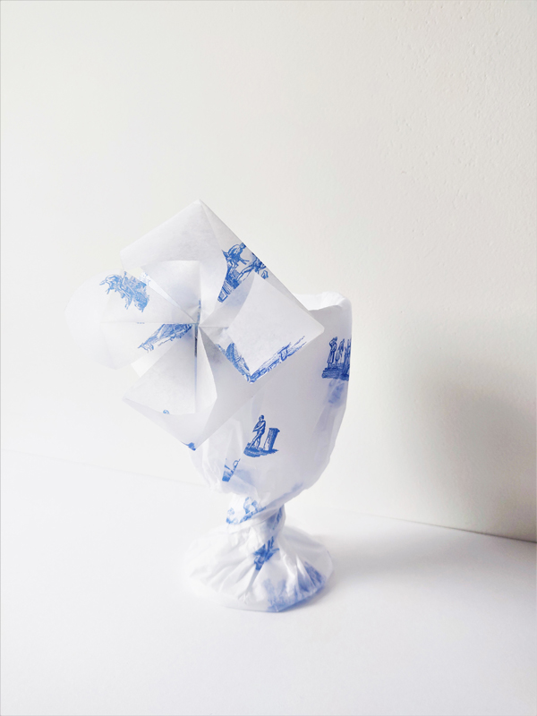 PERFORMANCE ORIGAMI, EMBALLAGES SIGNATURE et sur mesure, pliages de Laure Devenelle avec le papier de soie imprimé des cristalleries SAINT LOUIS,2020