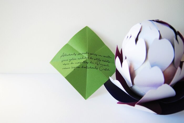 artichaut en papier, recette de l'entrée imprimée sur un pliage origami pétale de l'artichaut, sculpture design paper menu pour le chef Davy Tissot pour le concours des Bocuse d'or 2019 à Paris, création Laure Devenelle