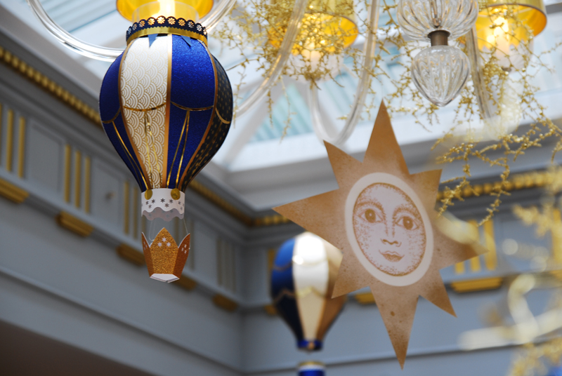 SCENOGRAPHIE DE PAPIER "Les montgolfières de Jules Vernes" pour l'hôtel SOFITEL PARIS LE FAUBOURG, création Laure Devenelle