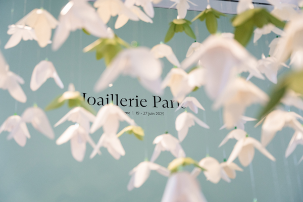 Scénographie de papier, zoom sur l'installation de papier pour la maison de ventes aux enchères Christie's Paris, juin 2025. Conception et création Laure Devenelle