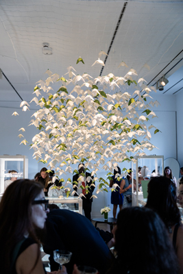 Vernissage, Scénographie de fleurs en papier pour la maison de ventes aux enchères Christie's Paris, juin 2025. Conception et création Laure Devenelle