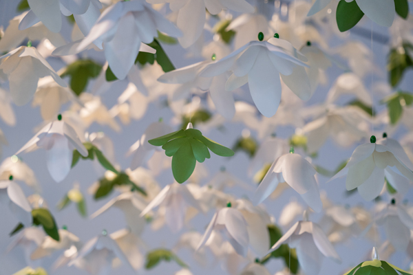 Scénographie de papier, zoom de perce neige pour la maison de ventes aux enchères Christie's Paris, juin 2025. Conception et création Laure Devenelle