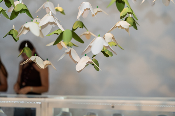 Z
oom sur l'installation de papier pour la maison de ventes aux enchères Christie's Paris, juin 2025. Conception et création Laure Devenelle