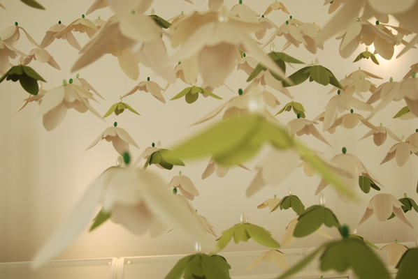 Scénographie de papier, zoom sur le jardin fleuri pour la maison de ventes aux enchères Christie's Paris, juin 2025. Conception et création Laure Devenelle