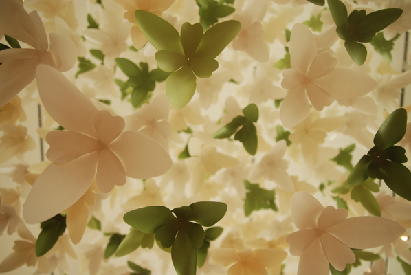 Scénographie de papier, zoom sur l'installation des fleurs pour la maison de ventes aux enchères Christie's Paris, juin 2025. Conception et création Laure Devenelle