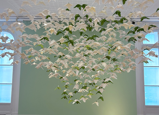 Scénographie de perce neige en papier pour la maison de ventes aux enchères Christie's Paris, juin 2025. Conception et création Laure Devenelle