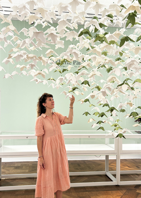 Scénographie de papier, jardin de perce neige pour la maison de ventes aux enchères Christie's Paris, juin 2025. Conception et création Laure Devenelle