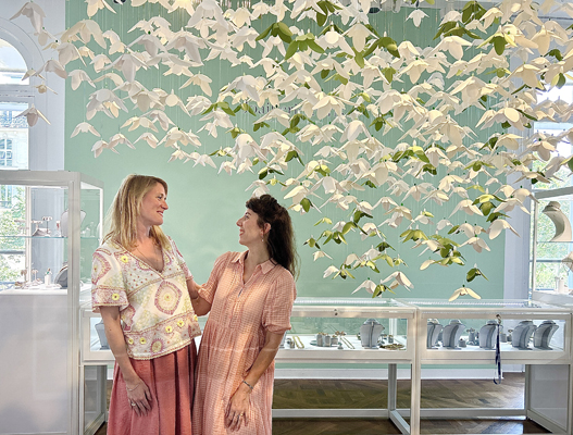 Scénographie de fleurs en papier pour la maison de ventes aux enchères Christie's Paris, juin 2025. Collaboration artistique de  Violaine d'Astorg. Conception et création Laure Devenelle