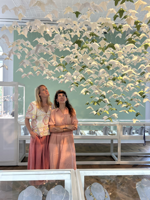 Scénographie de fleurs en papier pour la maison de ventes aux enchères Christie's Paris, juin 2025. Commande de Violaine d'Astorg. Conception et création Laure Devenelle